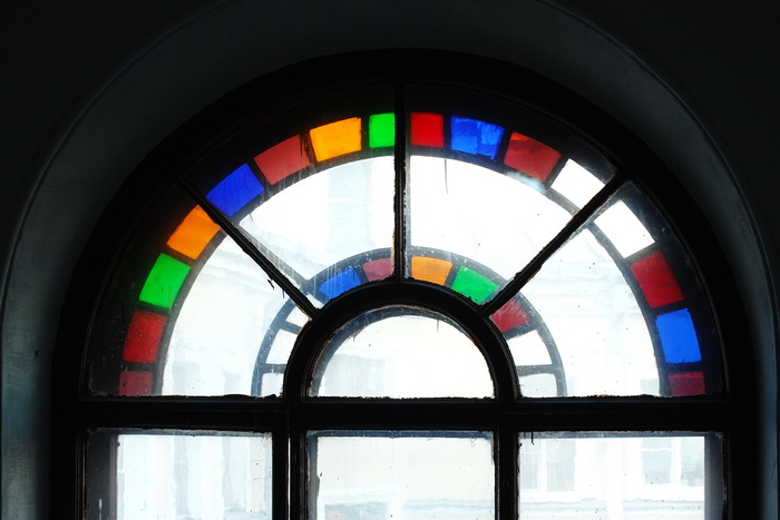 Цветное остекление в петербургском доме по адресу Большой пр. ПС, д. 6. Фото 2019